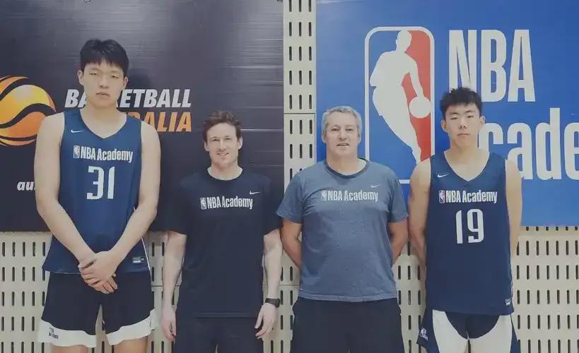 29+16+7！杨瀚森比肩约基奇，首秀目标打两双，热度已超美国之子