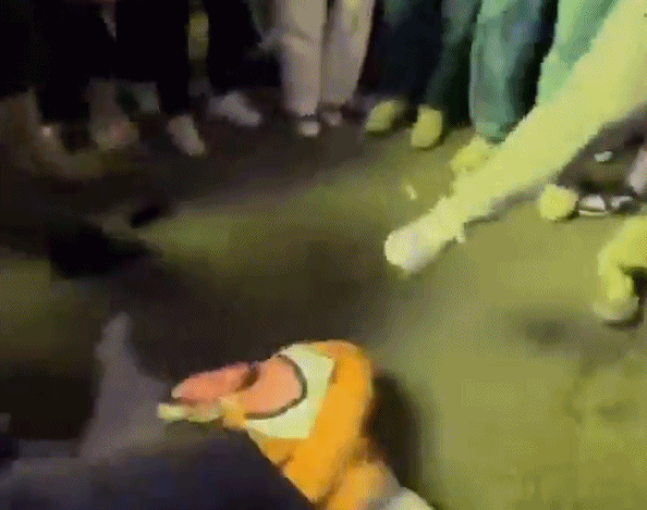 👀发泄情绪？尼克斯球迷赛后疯狂踩踏哈利伯顿的人像玩偶