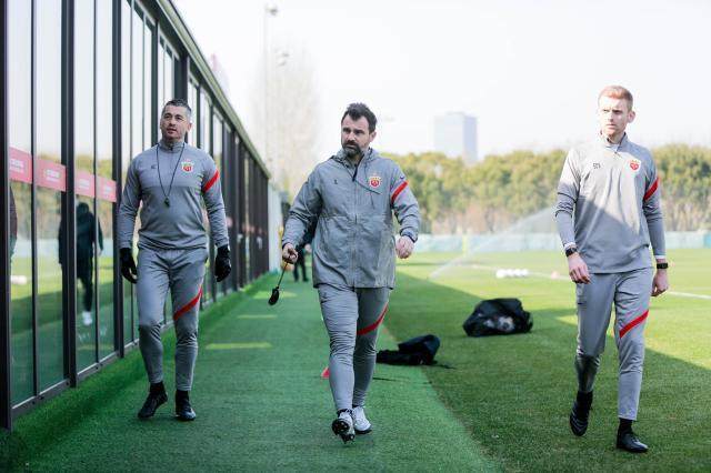 云开体育官网入口-中超J联赛一个画风:外援签证遇阻 外教视频指挥