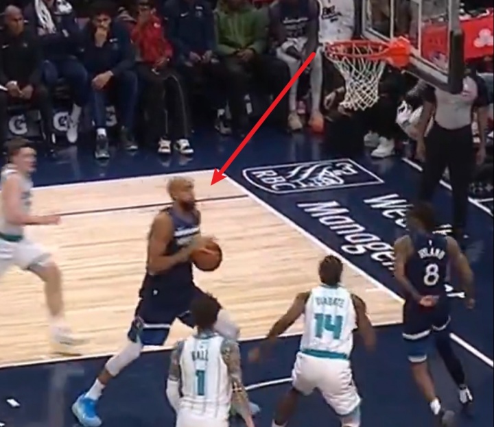 云开体育-戈贝尔筐底放篮不进！场边麦丹无奈捂脸&amp;华子直接站起无语摊手