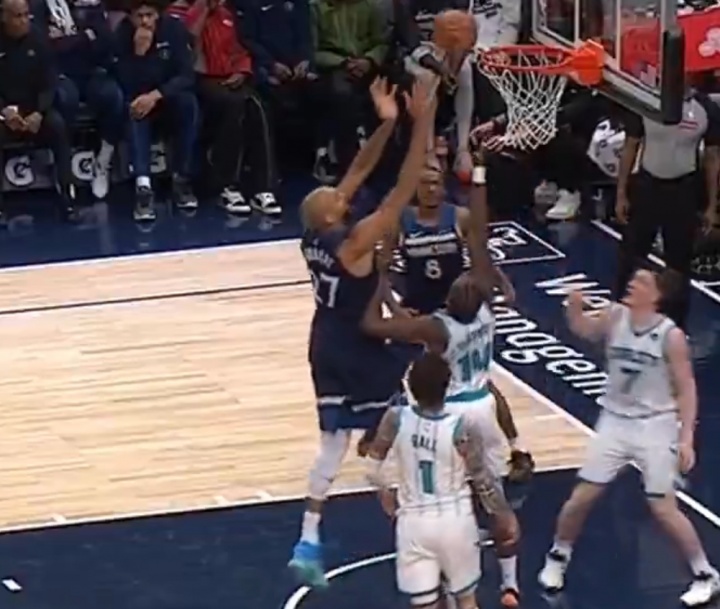 云开体育-戈贝尔筐底放篮不进！场边麦丹无奈捂脸&amp;华子直接站起无语摊手